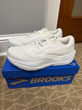 NWT Women's Ghost Max 3